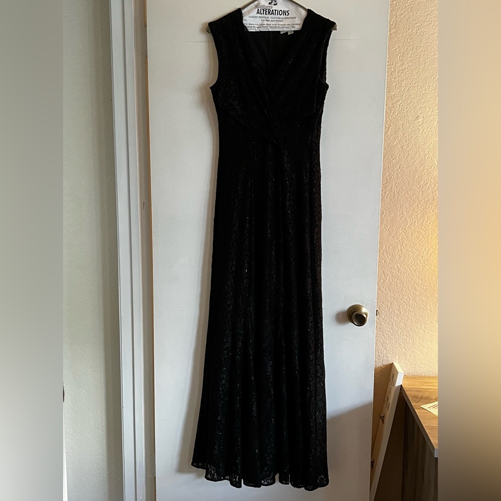 Evening gown/prom/mother of the bride,  black sequined dress. Size 12 - Picture 5 of 6